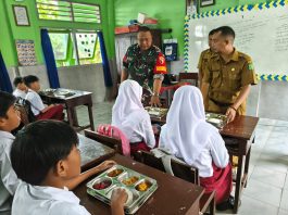 Siswa Siswi SDN 1 Banjar Tunggu Kedatangan Babinsa Distribusikan Makan Bergizi Gratis
