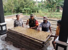 Babinsa Batu putih Sambangi Rumah Warga Selaku Pengrajin Kerupuk Poli
