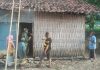 Gotong Royong Bersama Warga, Babinsa Bantu Pasang Tembok Rumah Masyarakat Dari Bambu