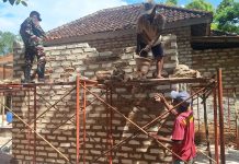 Babinsa Dungkek Kebut Pemasangan Dinding RTLH Kodim 0827/Sumenep