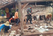 Babinsa Gotong Royong Renovasi Rutilahu, Wujud Kepedulian TNI kepada Warga