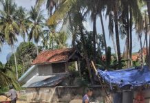 Babinsa Pragaan Gotong Royong Bantu Warga Bangun Pondasi Rumah, Angkut Batu Gunakan Arco