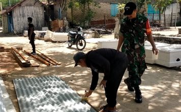 Sempatkan Waktu, Babinsa Karya Bakti Bantu Pembangunan Rumah Warga