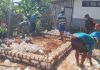 Babinsa di Sumenep Bantu Bangun Rumah Warga, Wujudkan Gotong Royong di Pedesaan