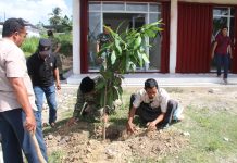 Dandim Sumenep Tanam Pohon Mangga di Tiga Lokasi KDKMP yang Rampung Dibangun
