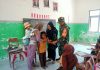 Babinsa Serda Herson Laksanakan Pendampingan Bidan Desa Vaksinasi Anak SD