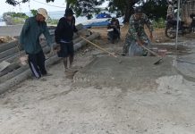 Babinsa Koramil Raas Gelar Karya Bakti Bersama Warga, Perkuat Semangat Gotong Royong di Desa Poteran