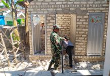 Babinsa Bantu Renovasi Rumah Warga di Pragaan, Harapan Hunian Layak Kian Dekat