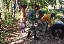 Babinsa Giligenting Gotong Royong Bersama Warga, Angkat Batu untuk Percepat Pengaspalan Jalan Desa