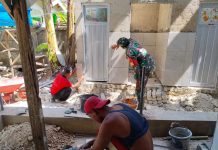 Babinsa Pragaan Bantu Renovasi Rumah Warga, Pemasangan Keramik Kamar Mandi Dikebut