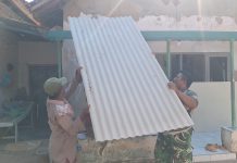 Babinsa Dungkek Ikut Kerja Bangun RTLH Warga, Pemasangan Asbes dan Plamir Dikebut