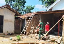 Bantu Warga Binaan Angkat Campuran Semen Dan Pasir, Babinsa Karbak Bersama Masyarakat