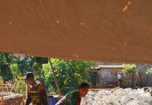 Babinsa Gapura Bantu Pembangunan Rumah Warga, Wujud Nyata Kemanunggalan TNI dengan Rakyat
