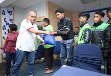 Polda Sumsel Hadir untuk Pekerja Jalanan, Ratusan Pengemudi Ojol Ikuti Nobar dan Terima Bantuan Sosial