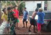 Babinsa dan Warga Gotong Royong Turunkan Matrial Batu Bata Untuk Pembangunan Rumah Warga