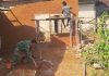 Plester Dinding Bersama Warga, Babinsa Dasuk Percepat Rehab RTLH
