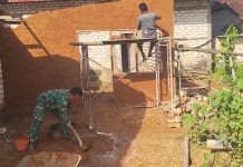 Plester Dinding Bersama Warga, Babinsa Dasuk Percepat Rehab RTLH