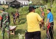 Babinsa Pragaan Ajak Warga Kerja Bakti Bersihkan Rumput Liar di Desa Kaduara Timur