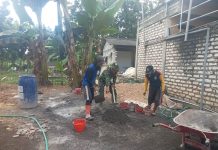 TNI di Kecamatan Pragaan Bantu Warga Buat Campuran Pasir dan Semen untuk Bangun Rumah
