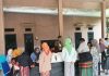 Serka Mofiq Dampingi Pembagian Beras dan Minyak kepada Warga Kurang Mampu di Desa Gapura Barat