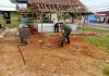 Babinsa Koramil Gapura Bantu Warga Bangun Warung, Wujud Kepedulian TNI di Tengah Masyarakat