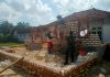 Babinsa Yudi Bantu Warga Pasang Kusen Pintu dan Jendela di Desa Braji