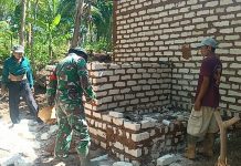 Babinsa Batang Batang Turun Tangan Bangun Kamar Mandi Rumah Warga
