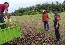 Babinsa Masalembu Ajak Warga Kerja Bakti Timbun Jalan Berlubang di Desa Masakambing Kabupaten Sumenep
