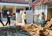 Babinsa Kopral Hadi Bantu Warga Bangun Pondasi Rumah di Desa Batuampar