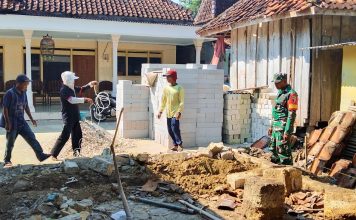 Babinsa Kopral Hadi Bantu Warga Bangun Pondasi Rumah di Desa Batuampar