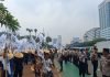Polri Bentangkan Spanduk Simpatik Saat Pengamanan Aksi KNARA di DPR/MPR