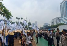 Polri Bentangkan Spanduk Simpatik Saat Pengamanan Aksi KNARA di DPR/MPR