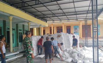 Babinsa Pragaan Turun Langsung Kawal Bantuan Beras untuk Warga Pragaan Daya
