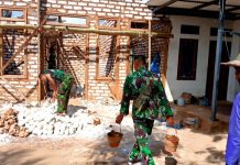 Babinsa Batuputih Gotong Royong Bangun Rumah Faisol, Progres Tembus 50 Persen