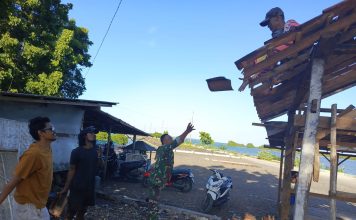 Ringankan Beban Warga, Koptu Anton Bantu Bongkar Atap Rumah di Kecamatan Ra’as
