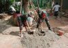 Babinsa Koramil Dungkek Bantu Bangun Rumah Warga, Wujud Nyata Kepedulian TNI kepada Rakyat