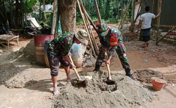 Babinsa Koramil Dungkek Bantu Bangun Rumah Warga, Wujud Nyata Kepedulian TNI kepada Rakyat