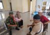 Babinsa Koramil Raas Perkuat Kedekatan dengan Warga Lewat Komsos di Pelabuhan Ferry Brakas