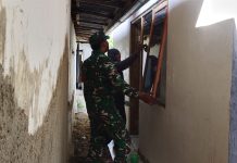 Babinsa Koramil Guluk-Guluk Dampingi Pengecatan Rutilahu, Wujud Nyata Kepedulian TNI kepada Warga