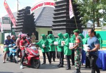 Jumat Berkah di Sumenep, Persit Korem 084 dan Kodim 0827 Bagikan Ratusan Nasi Kotak untuk Warga
