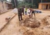 Melalui Kerja Bakti, Babinsa Pasongsoan Bantu Warga Buat Campuran Semen Bangunan Rumah di Desa Prancak