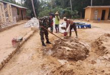 Melalui Kerja Bakti, Babinsa Pasongsoan Bantu Warga Buat Campuran Semen Bangunan Rumah di Desa Prancak