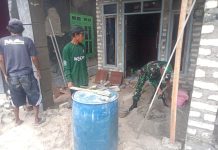 Kepedulian Tanpa Batas, Babinsa Sapeken Gotong Royong Bantu Warga Bangun Rumah Impian