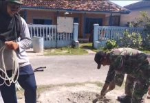 Semangat Gotong Royong Tak Pernah Padam, Babinsa Raas Hadir Ringankan Beban Warga