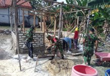 Babinsa Koramil Pragaan Gotong Royong Bangun Rumah Warga di Desa Aeng Panas