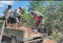 Semangat Gotong Royong, Babinsa Raas Bersama Warga Turunkan Material Batu Demi Kemajuan Desa