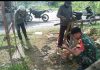 Babinsa Saronggi Bersama Warga Rakit Besi Rehab Polindes di Desa Juluk