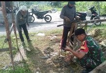 Babinsa Saronggi Bersama Warga Rakit Besi Rehab Polindes di Desa Juluk