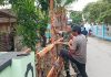 Babinsa Sapeken Serka Hariyanto Bantu Warga Bangun Pagar Rumah di Desa Pagerungan Kecil