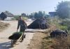 Babinsa Koramil Gapura Bantu Angkut Pasir dengan Arco, Percepat Pembangunan Jembatan di Desa Gapura Tengah